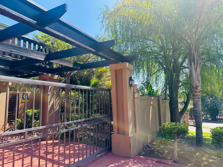 4 Bedroom Property for Sale in Glen Barrie Western Cape